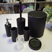 Ensemble d'accessoires de salle de bain en plastique de luxe comprenant une poubelle, un distributeur de savon liquide, un porte-savon, un porte-brosse à dents, un porte-brosse de toilette