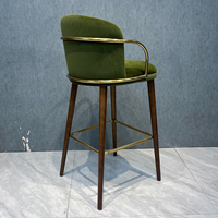 Chaises de bar en velours vert avec pieds en bois, tabourets de bar à hauteur de comptoir avec accoudoirs en acier inoxydable