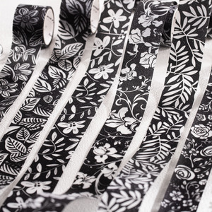 Un rotolo di nastro adesivo della serie Glimmers in The Dark, con supporto decorativo in sabbia glitterata bianco e nero per agenda. - Product Image 2