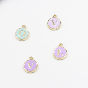 Colgante de etiqueta de Metal de aleación de Zinc personalizado con logotipo de nombre famoso de diseñador grabado encanto <span class=keywords><strong>lavable</strong></span> para pulsera DIY o etiquetas de ropa - Product Image 1