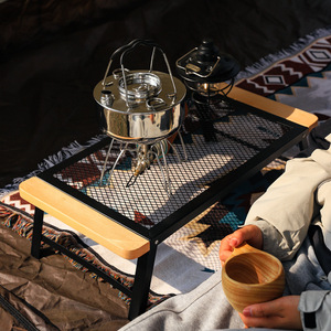 Table pliante d'extérieur en bois avec plateau en maille rectangulaire, portable, pour le camping et les pique-niques, avec design pliable pour une utilisation en extérieur - Product Image 1