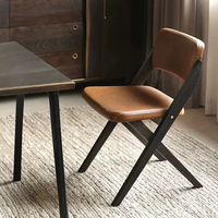 Chaise de salle à manger vintage rétro en bois massif avec accoudoirs et dossier pour usage domestique, surface en cuir, rembourrage épais et doux