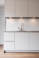 Set Kabinet Dapur Satu Dinding Modern dengan Lampu Terintegrasi, Mekanisme Soft-Close, Kustomisasi Penuh