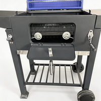 Barbecue portable au charbon de bois avec couvercle bleu, roues et tables latérales pour les fêtes de jardin