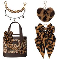 Nouveau Pendentif de Sac Cerise, Chaîne de Sac à Main et Accessoire Cheveux Nœud, Décoration Hiver, Design Urbain Simple avec Pompon