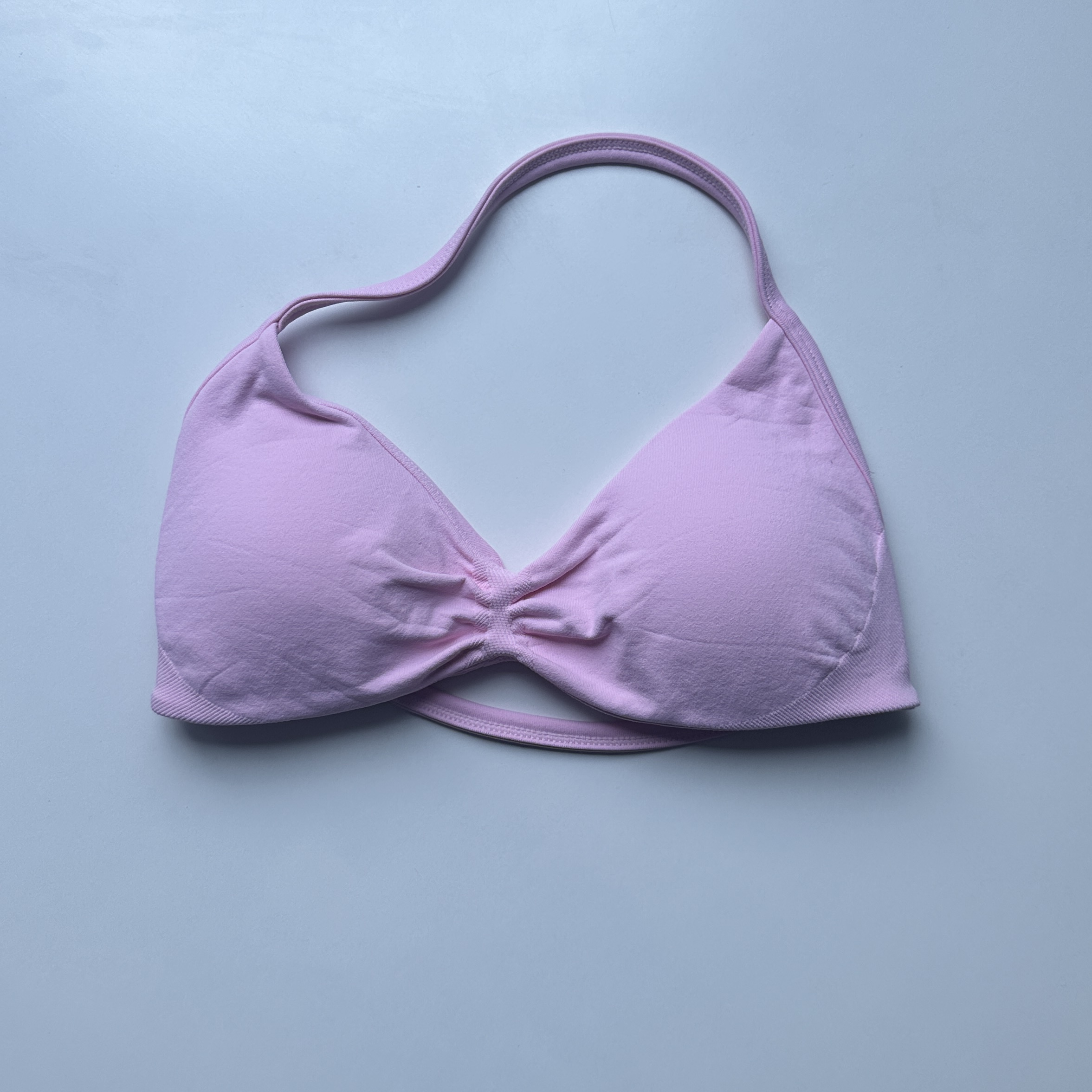 シームレスなヨガセットは、リフティングパンツとクロップトップを備え