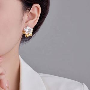 Pendientes de Botón de Plata S925 con Resorte para Mujer, Alta Calidad, Modernos, Estilo Francés de Lujo, Perla, Circonita, Fuegos Artificiales, Regalo Perfecto - Product Image 5