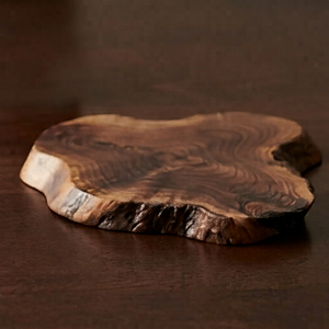 Planche à découper en bois d'ébène à bords naturels avec incrustation de résine, compatible lave-vaisselle, facile à nettoyer, épaisseur 2 cm, personnalisable - Product Image 1