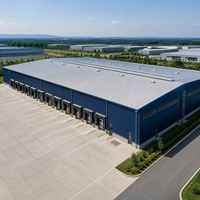 Atelier en structure métallique préfabriquée avec un design de cadre modulaire et un espace adaptable pour la production industrielle