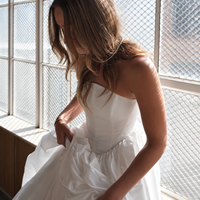 Robe de mariée bustier en satin froncé style basque avec corset, coupe trapèze, collection 2026, vente en gros sur mesure