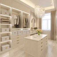 Système de dressing modulable verrouillable sur mesure, armoire en MDF à lattes couleur crème, poignée dorée, étagère LED, îlot de rangement, mobilier de dressing