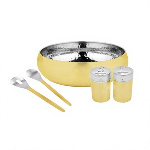 Vente en gros de bols belges de qualité supérieure en acier inoxydable de couleur or, accompagnés d'un saladier et d'un poivrier - Product Image 1