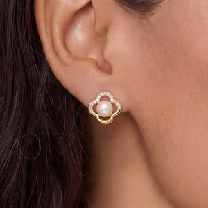 Pendientes de Perlas Blancas con Trébol de Cuatro Hojas en Oro de 18K y Circonitas Cúbicas para Mujer, Joyería Elegante con Perlas y Flores de la Suerte, Regalo Ideal - Product Image 4