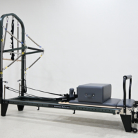 Reformer de Pilates professionnel en aluminium avec tour |   Cuir en silicone écologique, éponge haute densité pour usage en studio