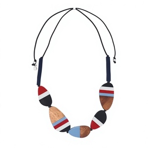 Collier court pour femme avec motif de feuille de perle Matériau en résine écologique Modèle d'art de style européen pour les fêtes de mode Mariages - Product Image 1