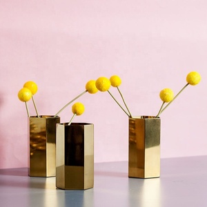 Nouveau vase de table doré en laiton hexagonal Design de fleurs élégantes - Product Image 1