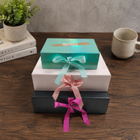 Boîtes en carton pour vêtements, vente en gros, logo personnalisé, emballage de produits de luxe, t-shirt, boîtes pliantes en papier magnétique brillantes pour cadeaux