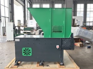 Déchiqueteur automatique mono-arbre 37 kW avec boîte <span class=keywords><strong>de</strong></span> vitesses pour la recyclage des déchets <span class=keywords><strong>de</strong></span> plastique, des coulées, des déchets <span class=keywords><strong>de</strong></span> plastique dur et des paniers <span class=keywords><strong>en</strong></span> plastique - Product Image 2