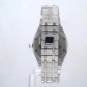 Reloj de Acero Inoxidable con Diamantes VVS de Diseño Único y Lujoso para Desfiles de Moda y Estilo de Celebridades, Disponible para la Venta - Product Image 4