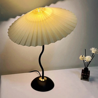 Lampu Meja Besi Lengkung Seeky dengan Kap Lampu Kain Lipit Putih, Lampu Meja Kreatif untuk Dekorasi Meja Samping Kamar Tidur