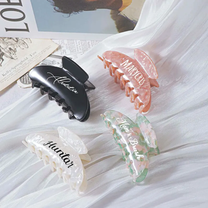 Pinza de pelo elegante con postizo de boda personalizable para damas de honor Pinza de pelo elegante con iniciales personalizables - Product Image 2