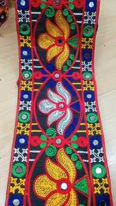 Diseño de encaje bordado y embellecido hecho a medida. Presenta colores vibrantes y patrones intrincados para el diseñador de moda - Product Image 4