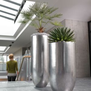 Jardinières en fibre de verre sur mesure, grandes, argentées métalliques, pots de fleurs décoratifs pour la décoration intérieure des halls d'hôtels et des bâtiments commerciaux - Product Image 2
