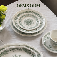 Service de table en céramique bleu et blanc de luxe, style vintage français, motif floral sur fond blanc, assiettes, bols, tasses, soucoupes en porcelaine