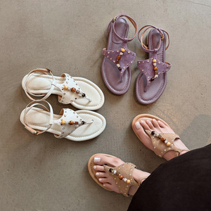 Sandales à lanières en peau de mouton avec perles ethniques et rivets pour femme, bout rond, talon carré bas, style plage, collection 2026 - Product Image 1
