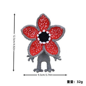 Adorno de estambre rojo tejido con hilo de punto y colgante de muñeca de flor carnívora gris tejida a mano a ganchillo - Product Image 6