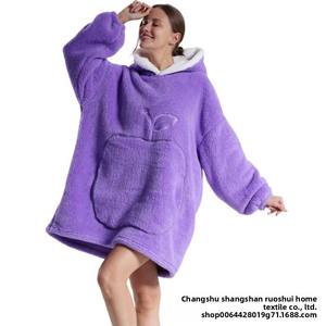 Para <span class=keywords><strong>Amazon</strong></span>, el camisón de terciopelo cómodo de doble cara para <span class=keywords><strong>mujer</strong></span> más vendido, manta de TV perezosa de manga larga para otoño e invierno con logotipo - Product Image 4