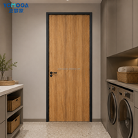 Porte de maison en WPC, porte de chambre en teck naturel avec un design de cadre noir moderne