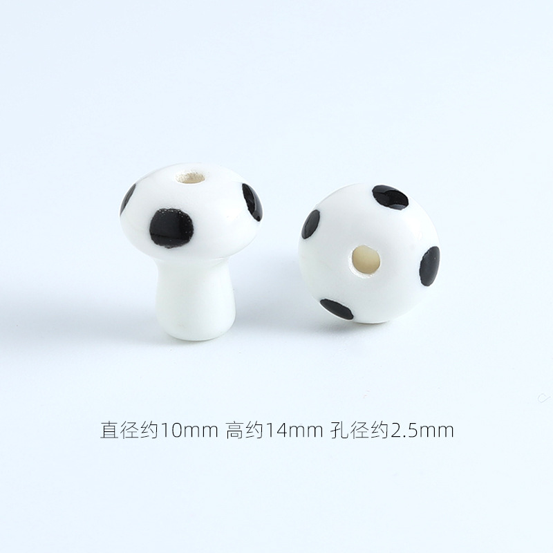 Le petit champignon a des points blancs et noirs