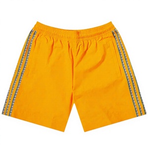 Short de bain décontracté pour homme, taille mi-haute, avec logo personnalisé, séchage rapide, cordon de serrage, respirant, couleur unie - Product Image 1