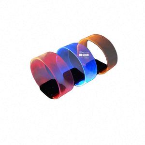 กำไลข้อมือ LED PVC แบบกำหนดเอง เป็นมิตรกับสิ่งแวดล้อม สำหรับผู้หญิง ผู้ชาย เรืองแสงในที่มืด อุปกรณ์เสริมสำหรับงานปาร์ตี้ ของใช้สำหรับงานเรฟ แสงนีออน ดนตรี - Product Image 1