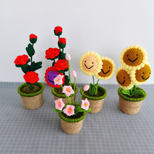 Vente en gros de poupées amigurumi au crochet faites à la main, ornements décoratifs en forme de rose, tournesol et œillet, et pots de fleurs - Product Image 2