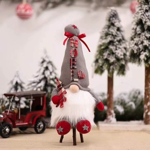 Gnomes de Noël lumineux à LED avec des chapeaux inscriptis <span class=keywords><strong>NOEL</strong></span> et HO HO HO, assis sur une voiture vintage, couleur rouge et gris, décoration festive - Product Image 6