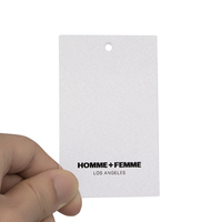 Balançoire de vêtement personnalisée de luxe étiquettes vêtements étiquette imprimer nom logo étiquette volante en plastique avec ficelle pour vêtements propre logo