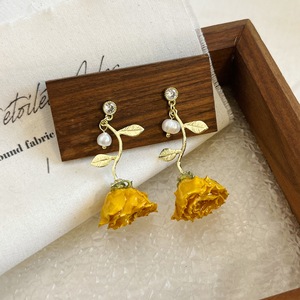 Boucles d'oreilles pendantes en fleurs jaunes pérennes faites à la main, style bohème, vente chaude, boucles d'oreilles à clous en perles de fleurs de rose séchées naturelles pour filles - Product Image 6