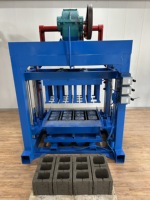 La machine de fabrication de briques semi-automatique 4-40 est utilisée pour la production de divers types de briques.