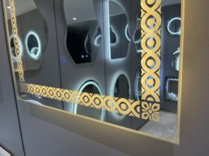 Espejo de baño LED inteligente antiniebla de alta definición sin marco personalizado de fábrica con diodo luminoso para apartamento de Hotel en casa - Product Image 2