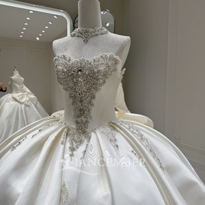 Vestido de Novia Jancember XX116 Blanco de Satén con Escote Corazón, Hombros Descubiertos, Apliques y Cola Capilla - Product Image 2