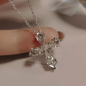 Collana con Ciondolo in Cristallo per Donne, Choker Lussuoso Scintillante, Gioiello Elegante e alla Moda per Uso Quotidiano - Product Image 3