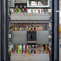 Boîte de distribution d'énergie industrielle, armoire de distribution d'énergie de type Rittal pour usage industriel, homologuée 24 kV