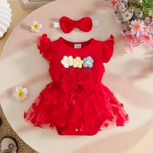 Completo estivo 2026 per bambine in cotone, 2 pezzi: vestito con fiori tridimensionali e maniche a volant, gonna a triangolo a costine con farfalle e accessorio per capelli - Product Image 5