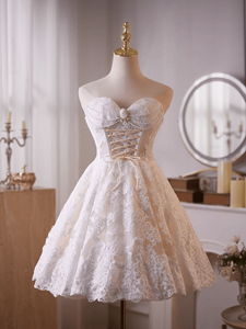 Vestido de Coquetel Mini Vintage Branco com Renda e Corpete de Pérolas para Chá de Panela e Festa de Casamento - Product Image 3