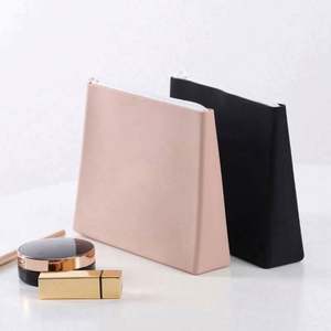 Sac de toilette pour femme en polyester imperméable avec logo personnalisé, couleur au choix, poche intérieure zippée, impression par transfert thermique sur la fermeture éclair - Product Image 3