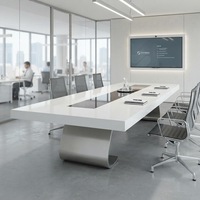 Table de réunion et de conférence sur mesure en Corian blanc et acier inoxydable pour 12 personnes, idéale pour les bureaux et les immeubles de bureaux