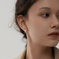 PERHIASAN LULUFOCUS  Laris Manis Anting Huggie Hoop Perak Sterling 925 Berlapis Emas 18K dengan Zirkonia Kubik Baguette