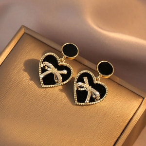Pendientes de moda coreana al por mayor, pendientes colgantes de corazón en blanco y negro, pendientes de lazo con diamantes - Product Image 1